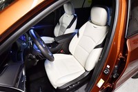 シート表皮は全車本革。今回試乗した「XT4スポーツ」の前席には、ヒーターやマッサージ機能が備わる。