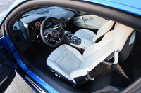 インテリアの設計は完全にドライバーオリエンテッド。ドライバーはステアリングホイールから手を離さずに、ドライブモードセレクターやインフォテインメントシステムの操作が可能だ。