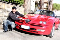 2000年「アルファ・ロメオ・スパイダー」を趣味で所有する知人のアンドレア。ヒストリックカー認定候補に挙がる30年まで、あと11年の我慢、がまん。
