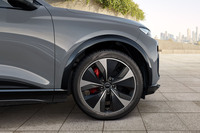 「Q6スポーツバックe-tronエディションワン グレー」に採用される5本スリットデザインの「Audi Sport製21インチホイール」。同モデルは80台の限定販売で、価格は1277万円。
