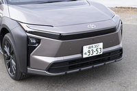 フロントまわりではバンパー下部がメッキになり、5本のストライプが刻まれているのが「bZ4X」との違い(スキッドプレートとのこと)。ホイールクラッディングはこちらがマットでbZ4Xはグロス仕上げだ。
