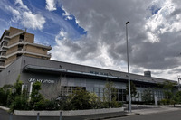 神奈川・新横浜に位置する直営拠点「ヒョンデカスタマーエクスペリエンスセンター横浜」。敷地面積約2431平方メートル、施設面積約1871平方メートルを誇る。ここでは主にオンライン販売のサポートや納車、車両の整備などを行っている。