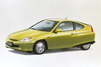 こちらは1999年に発売された初代「ホンダ・インサイト」。乗車定員2人のハイブリッドカーで、空力性能を高めるべく後輪をスパッツで覆うなど、個性際立つ燃費スペシャルだった。