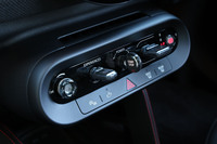 「スイッチセンター」と呼ばれるセンターコンソール上部のスイッチパネルには、パワーユニットのON/OFFスイッチやATセレクター、ドライブモード「EXPERIENCES」を切り替えるスイッチなどが並ぶ。EXPERIENCESは、センターの大型円形ディスプレイを直接タッチすることでも切り替えが可能だ。