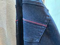 ブランド名のtramaは緯糸(よこいと)、rossaは赤。それにちなんで、赤い飾りステッチがバックポケットに走る。