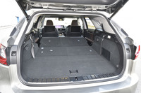 2列目と3列目のシートを倒すと、フロアがほぼフラットな広々としたラゲッジスペースが現れる。