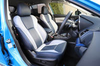 試乗車で選択されていた、ネイビーとライトグレーのツートンカラーにブルーステッチを施した本革シートはオプション装備となる。