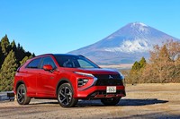 三菱独自のフロントフェイスコンセプト「ダイナミックシールド」は新世代へ移行。グリルからつながる切れ長のデイタイムランニングライトを配し、その下にヘッドランプをレイアウトした形状は「デリカD:5」や「eK」シリーズと同じだ(シトロエンとも同じ)。