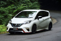 「ノートe-POWER NISMO」のニスモパーツ装着車では、「Sモード」選択時の加速性能が向上するよう、パワーユニットのコンピューター制御が変更されている。