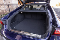 荷室容量は5人乗車の通常使用時(写真)で535リッター。後席を折りたたむと、最大で1390リッターにまで拡大できる。