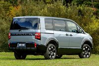 ホイールアーチモールや、新デザインの18インチホイールを採用し、リアバンパーの意匠も変更。テールゲートガーニッシュに描かれた「DELICA」のロゴが力強い。