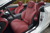 インテリアには「designo Exclusiveナッパレザーシート」を採用。前席にはシートヒーターやベンチレーターも備わる。