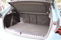 荷室の容量は5人乗車時で380リッター。最大1200リッターにまで拡大できる。