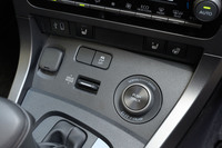 これまではダイヤルで前後トルク配分を変えられるだけだったが、“進化型”では新たにドライブモードセレクターを搭載。3タイプのトルク配分と4つのドライブモードを自由に組み合わせられる。