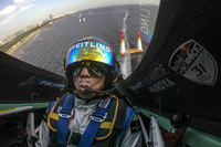 コックピット内の様子。競技中のパイロットには、時に体重の10倍を超える重力がかかる。写真は5月25日に行われた練習日のワンシーン。(Joerg Mitter/Red Bull Content Pool)