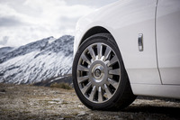 新型では室内の静粛性が徹底的に追求されており、内部に発泡体の層を持つ“サイレントシールタイヤ”が装着されている。