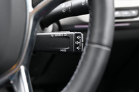 ルノー車ではおなじみのステアリングから生えたオーディオレバー。ソースや曲の変更、ボリュームなどは設定できるが、ムードはここでは変えられない。