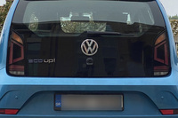 ギリシャのナンバーを提げた「フォルクスワーゲンup!」。 2022年8月、シエナで撮影。