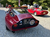 「アルファ・ロメオ・ジュリアTZ」(左)の後部。2025年5月、コモ「フォーリコンコルソ」で筆者撮影。