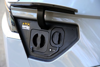 ボディー右のリアフェンダーに充電口を配置。車載バッテリーから電力を取り出すV2L(ヴィークルトゥロード)機能を標準で搭載し、V2H(ヴィークルトゥホーム)にも対応している。