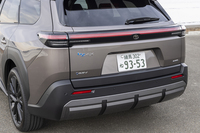 左右が一直線につながったリアコンビランプが車体のワイド感を強調する。フロントと同様、バンパー下部がストライプになっており、やはりスキッドプレートとのことである。