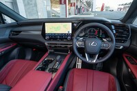 14インチのセンターディスプレイは「クラウン」よりも「レクサスLX」よりも大きい。ドアパネルとダッシュボードを立体的につなげることで包み込まれるような空間を生み出している。