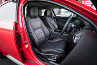 インテリアでは、各所に施されたイエローのコントラストステッチが特徴。フロントシートやステアリングホイールなど、いたるところに「300SPORT」のロゴがあしらわれている。