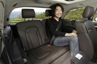 サードシートは大人が座るにはスペースはミニマム。とはいえ、3列シート車の設定があるのは嬉しいポイントだ。床面は若干高いが、完全フラットに格納できるなど使い勝手は悪くない(写真は4.2FSIクワトロ)。