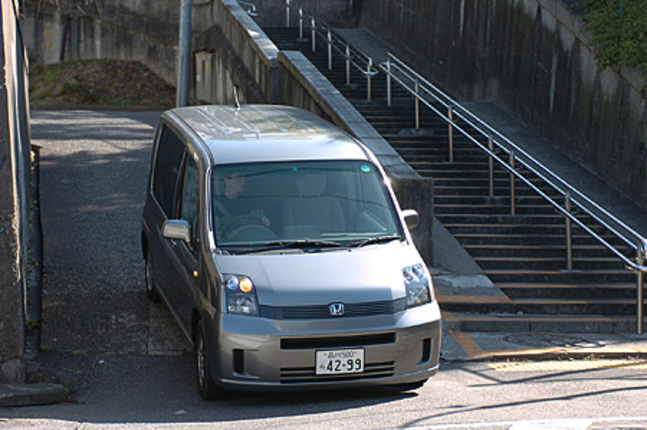 【スペック】全長×全幅×全高=4070×1685×1740mm/ホイールベース=2740mm/車重=1290kg/駆動方式=FF/1.5リッター直4SOHC16バルブ(110ps/5800rpm、14.6kgm/4800rpm)/車両本体価格=178万5000円(テスト車=222万6000円/アルミホイール=5万2500円/Honda HDDナビゲーションシステム=32万5500円/パワースライドドア(リア右側)=6万3000円)