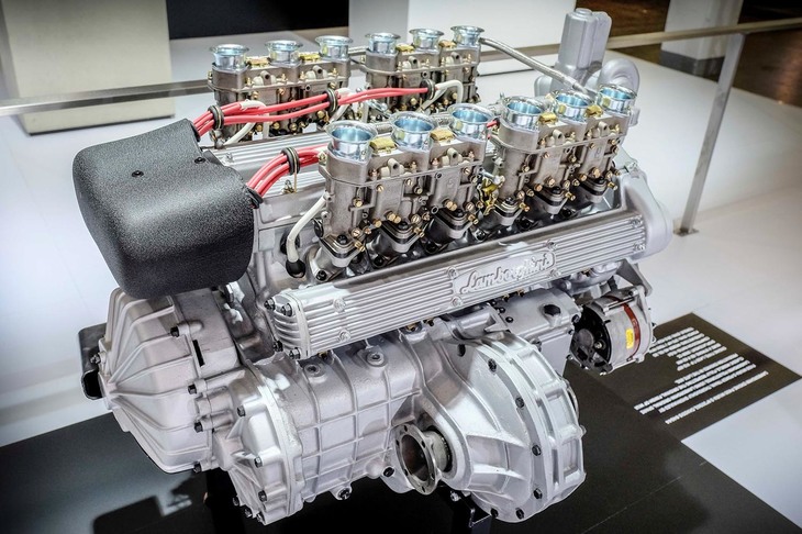 MRのレイアウトを採用した「ミウラ」だったが、大きなV型12気筒エンジンはキャビン後方に横向きに搭載された。写真では左奥が車体前方にあたる。