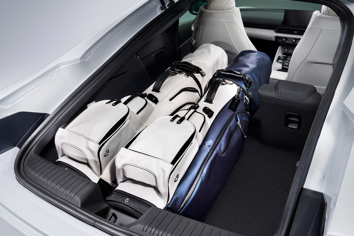 リアシートは2人掛けで、背もたれには60:40の分割可倒機構が備わる。その背もたれを前方に倒せば、9.5インチのゴルフバッグが2個積める。