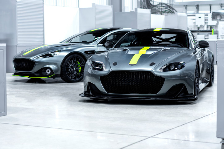 「アストンマーティン・ヴァンテージAMR Pro」(手前)と「ラピードAMR」(奥)。