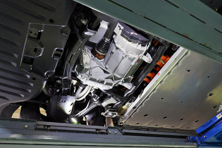 普段はカバーに覆われていて見えない、「ID.4」の電動モーターとドライブトレイン(写真右が前方、同左が後方)。ドライブシャフトとの位置関係からもわかるとおり、このクルマのパワートレインは、バッテリーともども完全に前後軸の間に収まっている。