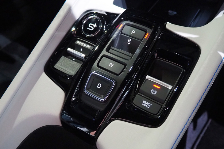 ホンダの電動車ではおなじみの、ボタン式のシフトセレクター。最初は戸惑うものの、慣れると誤操作しづらくなるスグレモノだ。意匠的にも少し自動車離れしていて、特に「プレリュード」のようなクルマでは、イメージに親和している。