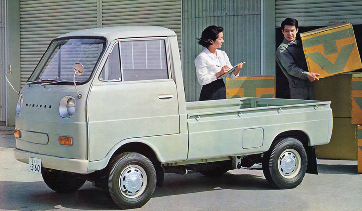 1966年「三菱ミニキャブ」。359cc空冷2ストローク2気筒エンジン(最高出力21PS)をはじめ既存のコンポーネンツを流用した、三菱らしい手堅い設計。一方開き式と三方開き式の荷台が用意されるのもライバルと同様。