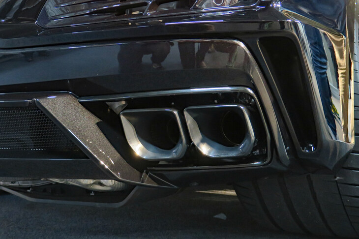 米本国仕様のマフラーでは確実に騒音規制にひっかかるので、日本と欧州の「Z06」は、それとはまったく異なる排気システムを採用している。