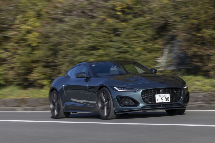 【ジャガーFタイプR75 P575クーペのスペック】
	ボディーサイズ:全長×全幅×全高=4470×1925×1315mm/ホイールベース:2620mm/車重:1670kg/駆動方式:4WD/エンジン:5リッターV8 DOHC 32バルブ スーパーチャージャー/トランスミッション:8段AT/最高出力:575PS(423kW)/6500rpm/最大トルク:700N・m(71.4kgf・m)/3500rpm/タイヤ:(前)265/35ZR20 99Y/(後)305/30ZR20 99Y(ピレリPゼロ)/燃費:8.4km/リッター/価格:1790万円
	
	【取材時の燃費データ】
	テスト距離:261.6km(市街地2:高速道路6:山岳路2)/使用燃料:36.5リッター(ハイオクガソリン)/参考燃費:7.2km/リッター(満タン法)/7.7km/リッター(車載燃費計計測値)