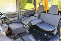 運転席のシートバックは、ほぼ水平まで倒すことが可能。また、ショルダー部とヘッドレストもほぼフラットになる。「N-BOX」のプラットフォームを活用しながら、センタータンクレイアウトを採用することによって荷室を低床化し、高さのある荷物の積載にも対応できる空間を目指した。