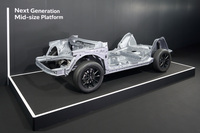 2025年11月、ホンダはメディア向けに行った「四輪技術ワークショップ2025」で「次世代中型プラットフォーム」を公開した。高いボディー剛性と軽量化を高次元に両立させる技術や、共用率を向上させたモジュラーアーキテクチャーなど、さまざまな革新技術を組み合わせることで、ドライバーが軽快で爽快な走りを実感できるように設計しているという。