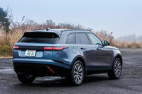 「レンジローバー」の血統を受け継ぎ、リアオーバーハングは跳ね上がった形状となっている。