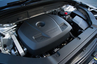 パワープラントの種類は全部で4つ。「T5」には最高出力254ps、最大トルク350Nmを発生する2リッター直4ガソリンターボエンジンが搭載される。