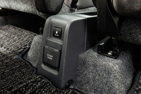 後席の足もとには100V/1500Wのコンセントを装備。スズキの軽自動車としては、トヨタやダイハツと共同開発した「eエブリイ」に続いての採用となる。