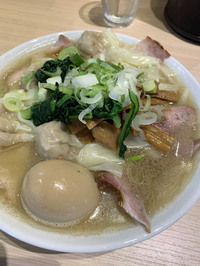 桜上水 船越の、チャーシューワンタンメン+味付玉子。雨の日に並んで食べたかいがありました。(近藤)