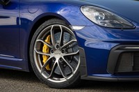 軽量・高剛性を誇る20インチホイール。鋳鉄製のものに比べ重量が5割ほど軽くなるセラミックコンポジット製ブレーキディスクは、オプションとして用意される。