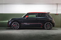 かつての高性能モデル「ジョンクーパーワークスGP」をイメージした3ドアと5ドアのMINI、限定発売の画像