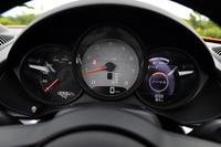 中央にタコメーターを配置。レッドゾーンは7400rpmから。メーカー発表のエンジン最高回転数は7500rpm。