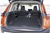 後席の背もたれをすべて倒すとフラットな空間が広がる。AC100V・1500Wのコンセントは左の壁面にレイアウトされている。