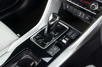 ジョイスティックタイプのシフトセレクターもプラグインハイブリッドモデル専用。その右側にはドライブモードセレクターがレイアウトされる。