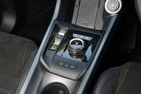 センターコンソールには、新たにロータリー式となったシフトセレクターや、電動パーキングブレーキ、携帯端末用のワイヤレスチャージャーなどが備わる。