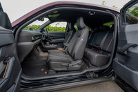 これまでの「MX-30」と同じく、Bピラーレス構造によって実現した「フリースタイルドア」を採用。ドアはセンターオープン式で、フロントが82度、リアは80度まで開く。